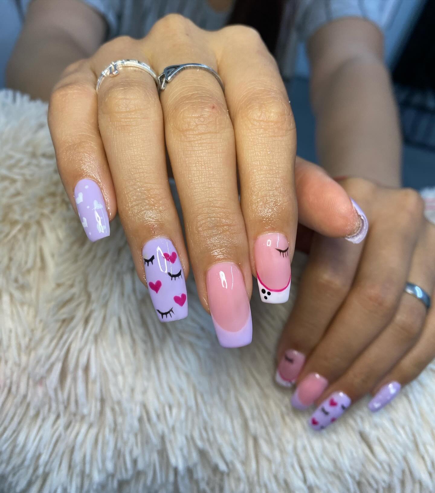 Uñas lila con nail art corazones - AntoNails Córdoba