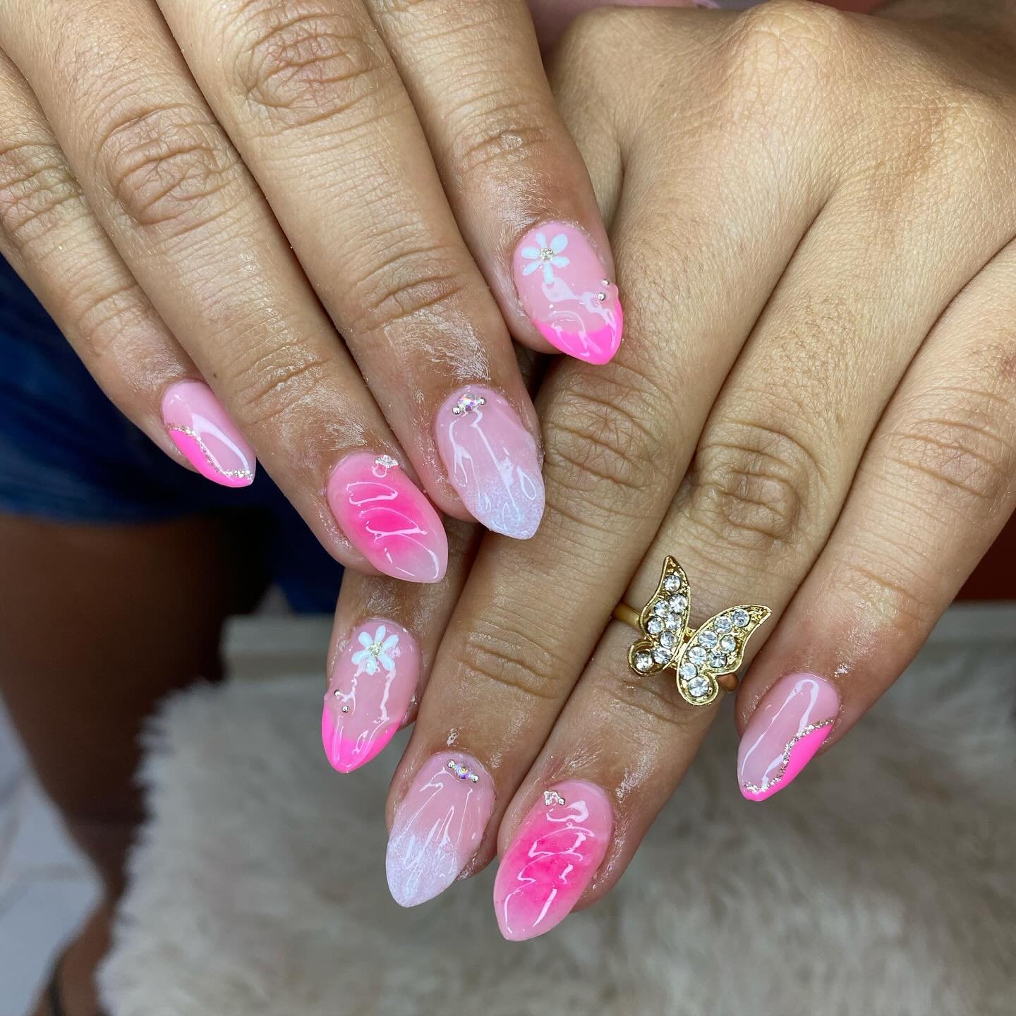 Nail art rosa neon con flores y brillantes - AntoNails Córdoba