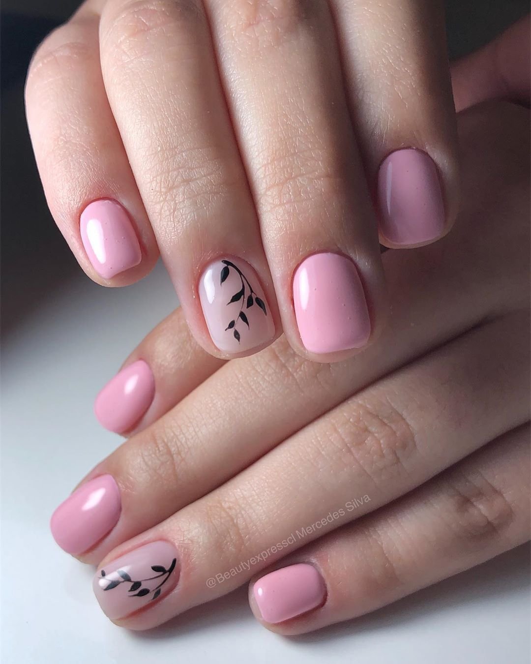 Gel nails con refuerzo y brillo